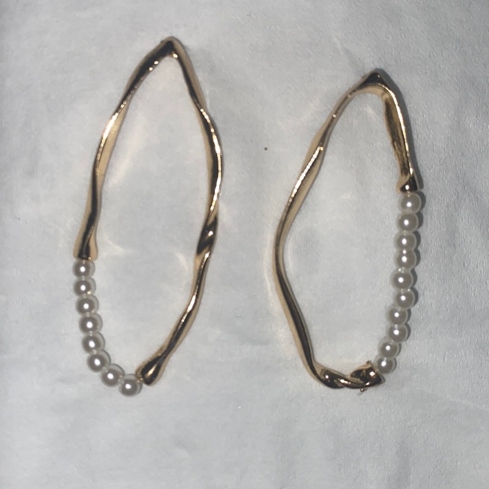 Gold earrings with pearls